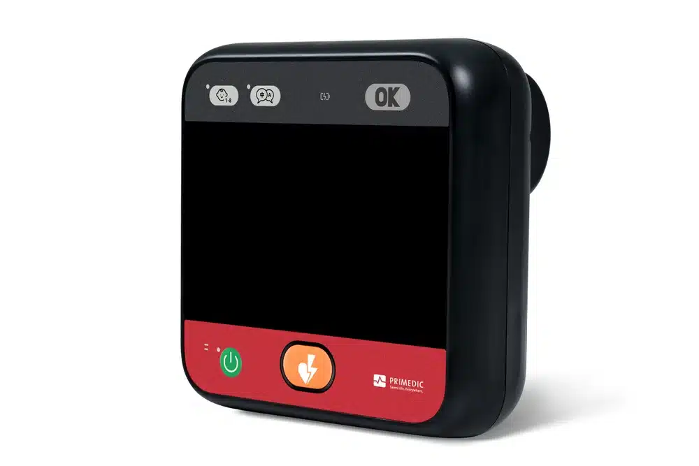 Desfibrilador externo automático HeartSave myPAD vista en perspectiva con pantalla LCD y panel de control