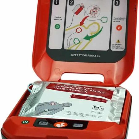 El desfibrilador HeartSave YA, un equipo completamente automático que garantiza una respuesta rápida y segura en emergencias cardíacas en cualquier espacio cardioprotegido.